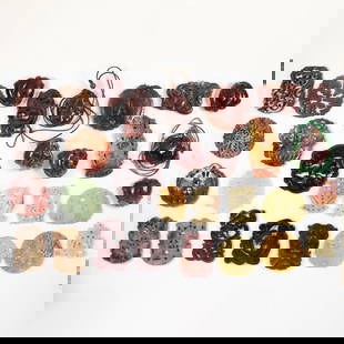 A large group of jade carvings: A large group of jade carvingscomprising 32 carved agate, hardstone or jade items; 777.19 gross grams