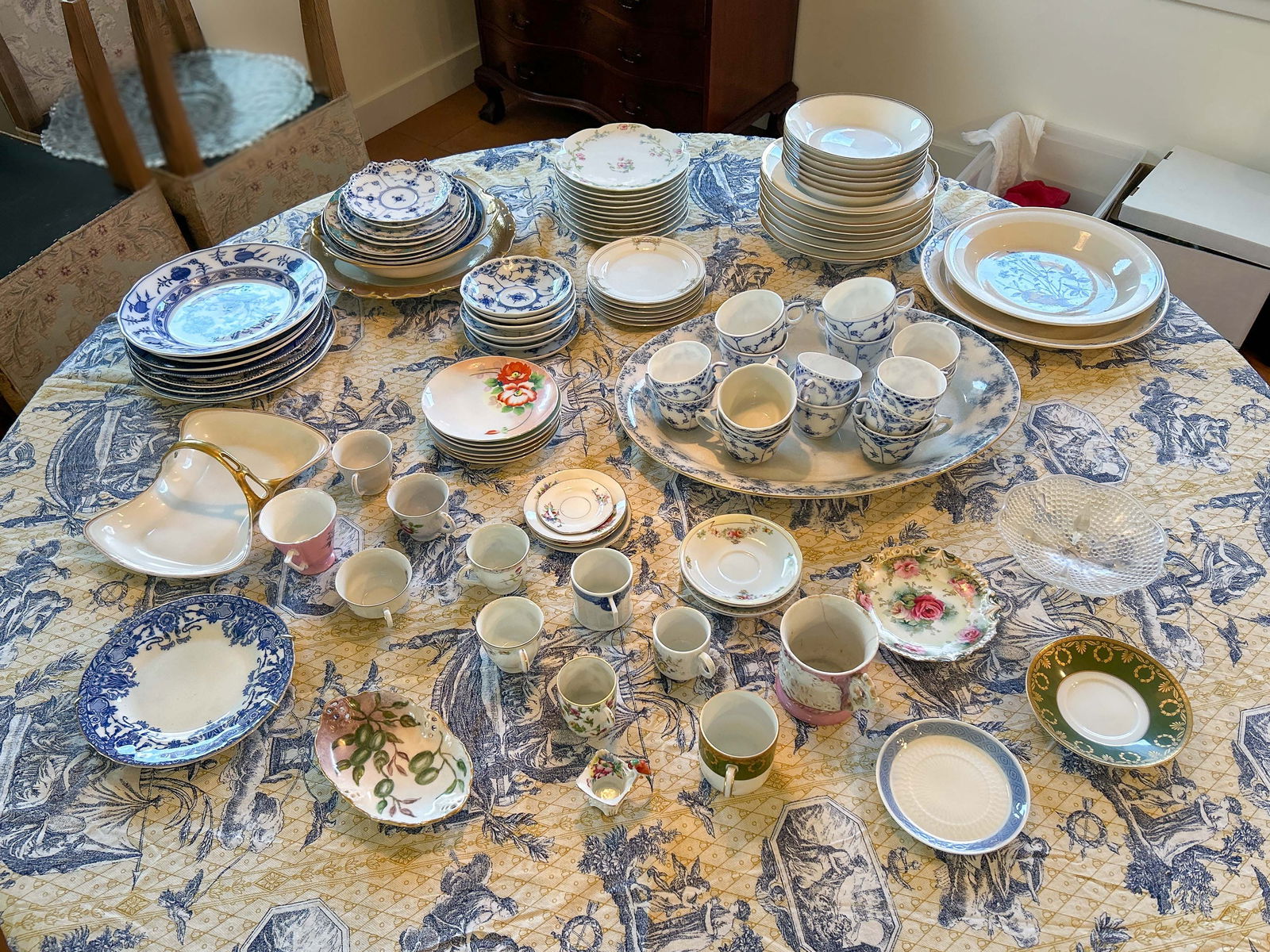 Group of Porcelain Dinnerware : (lot of 106) Group of porcelain dinnerware. 106 PCS Provenance: Property from an estate in Paso Robles, CA NOTE: THIS ITEM IS IN LOS ANGELES.