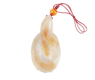 A Chinese hardstone turtle toggle