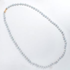 A grey baroque pearl strand