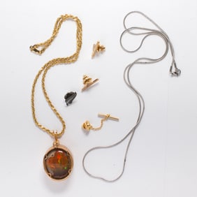 A group of miscellaneous jewelry