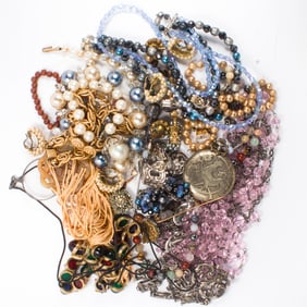 A lot of assorted costume jewelry