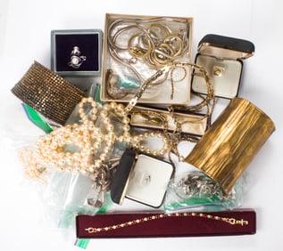 A miscellaneous group of jewelry