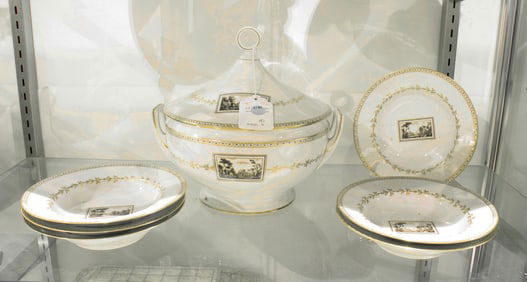 A Richard Ginori porcelain soup tureen and six soup plates in the 'Fiesole' pattern