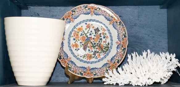 A lot of Italian, Spanish and Mexican majolica and glass