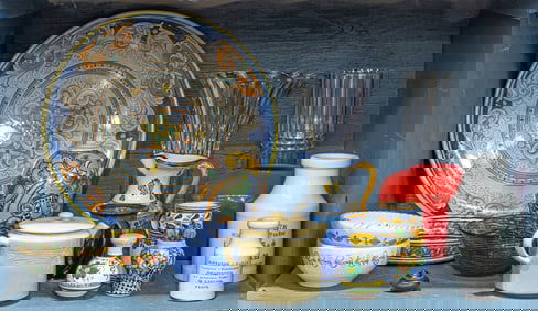 A lot of Italian, Spanish and Mexican majolica and glass