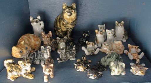 Twenty-one English Winstanley Pottery ceramic cats