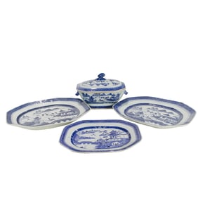 (lot of 4) Chinese export blue and white trays and tureen