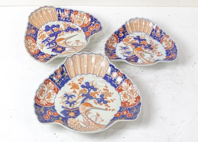 Set of three Japanese Imari 'crane' dishes