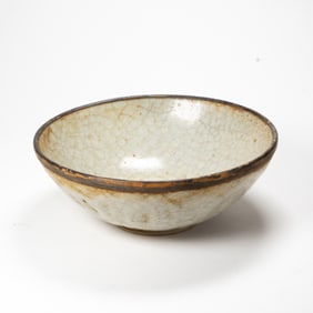 A Chinese Ge-type crackle glazed bowl