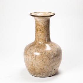 A Chinese Ge-type crackle glazed vase