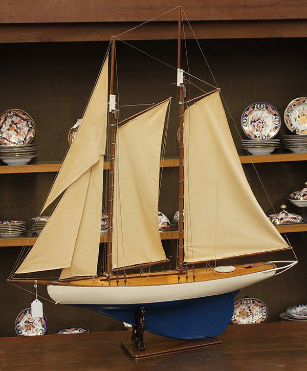 Wooden gaff rigged schooner model: Wooden gaff rigged schooner model, the hand crafted example executed in 1930, having an intricate pully rigging, and cloth sails continuing to the mahogany deck accented with penned deck lines, the ve
