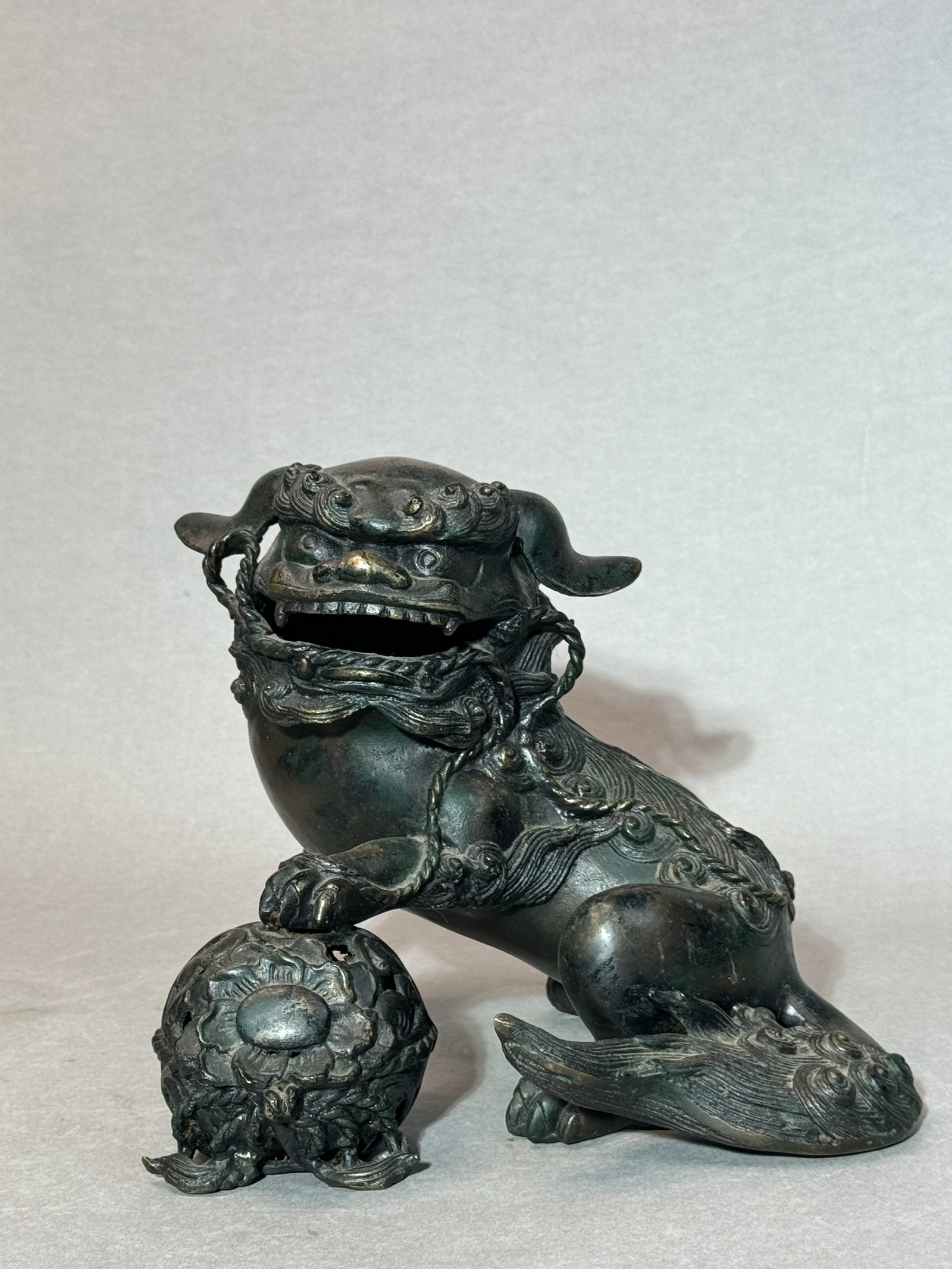 Japanese Bronze Shishi, Meiji Period: Japanese Meiji period bronze shishi. 8.5"h x 10"w (21.95 x 25.4 cm) NOTE: THIS ITEM IS IN NEW YORK, WHERE IT CAN BE SHIPPED FROM.