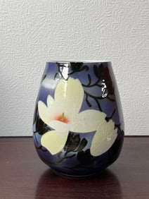 Japanese Kutani Porcelai Vase of Floral Motif