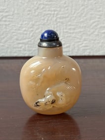 Chinese Shouzhou Agate Snuff Bottle of Scholar