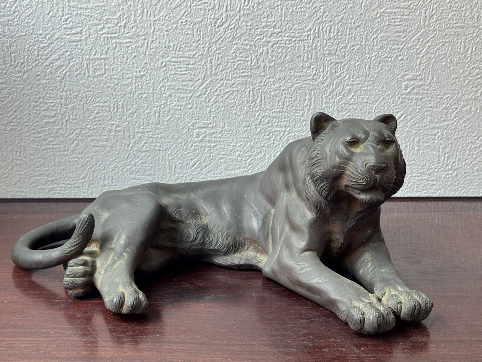 Japanese Bronze Tiger, Meiji Period: Japanese Meiji Period bronze model of tiger, signed with incised mark at bottom. 5.25"h x 12.5"w (13.34 x 31.75 cm) NOTE: THIS ITEM IS IN NEW YORK, WHERE IT CAN BE SHIPPED FROM.