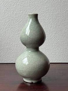 Chinese Ge Crackle Glazed Double Gourd Vase: Chinese double gourd vase with Ge crackle glaze. 9"h (22.86 cm) NOTE: THIS ITEM IS IN NEW YORK, WHERE IT CAN BE SHIPPED FROM.