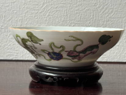 Chinese Famille Rose Porcelain Bowl with Foolion: Chinese famille rose porcelain bowl with foolion scene. 2"h x 7"dia (5.08 x 17.78 cm) NOTE: THIS ITEM IS IN NEW YORK, WHERE IT CAN BE SHIPPED FROM.