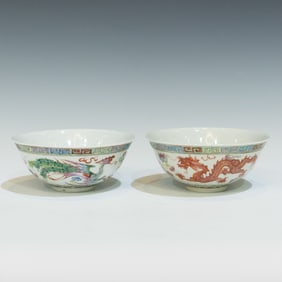 Pair of Chinese Famille Rose 'Dragon and Phoenix' bowls