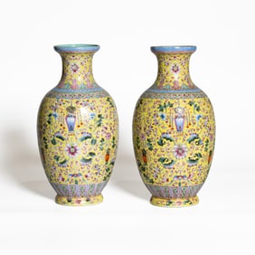Pair of Chinese Famille Rose Porcelain Vase, Republic Period