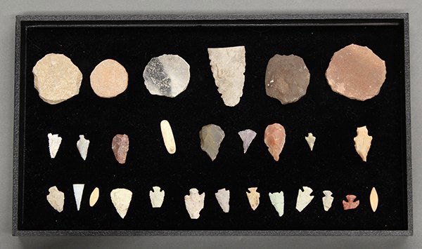 Native American (Pueblo) arrowheads: (lot of 20+) Native American (Pueblo) arrowheads including some Chaco Notched Points along with pottery lid fragments (sherds)