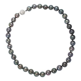 A Tahitian cultured pearl necklace