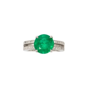 An emerald, diamond, and platinum ring