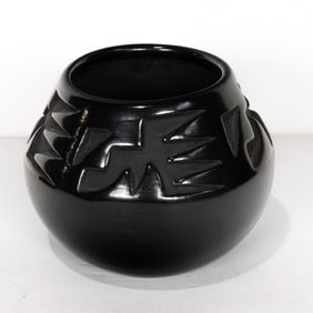A Glenda and Flora Naranjo Santa Clara Pueblo pot