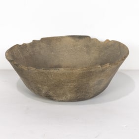 An early Native American grey pottery cooking pot