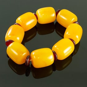 A Chinese amber bead bracelet