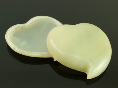 A Chinese white jade peach form box