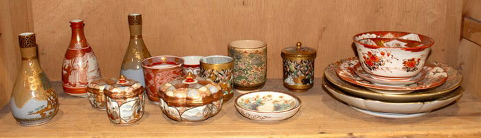 A shelf of Japanese Kutani and Satsuma articles