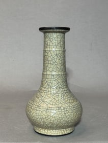 Chinese Ge Crackle Glazed Porcelain Vase, 17th/18th Century
