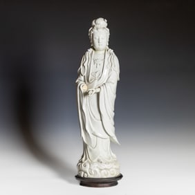 Large De Hua Blanc de Chine Guan Yin Bodhisattva, 17th /18th Century