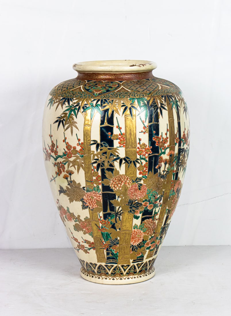 A large Japanese Satsuma vase (1 of 4)