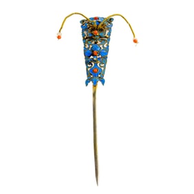 A Chinese kingfisher feather and gilt silver hairpin