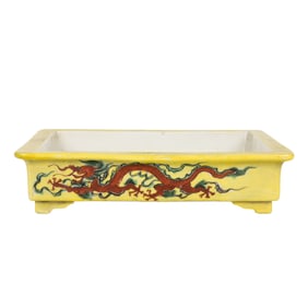 A Chinese wucai 'dragon' footed dish