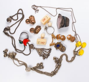 A group of miscellaneous silver jewelry