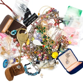 A miscellaneous group of jewelry