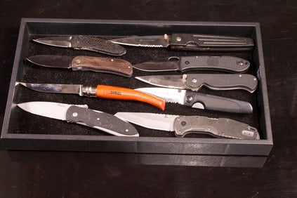 Ten contemporary outdoor, utility and sporting knives, including Stone River ceramic money clip