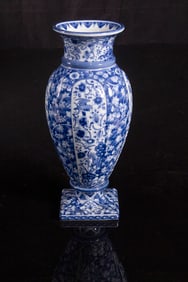 A Japanese Kiyomizu blue and white vase
