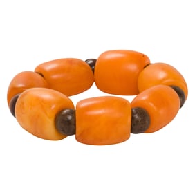 A Chinese amber bead bracelet