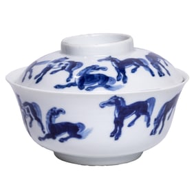 A Chinese export Bleu de Hue covered bowl