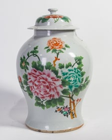 A Chinese famille rose lidded jar