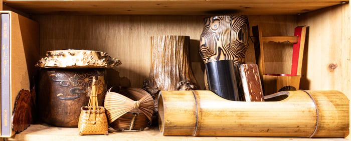 A shelf of Japanese ikebana related items