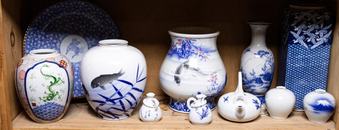 A shelf of Japanese blue and white porcelain objects