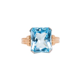 A blue topaz and 14k gold ring