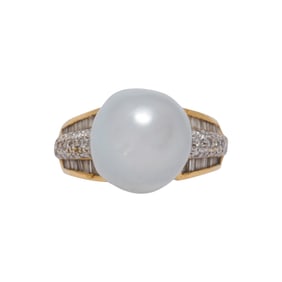 A South Sea cultured pearl, diamond and 18k gold ring