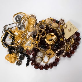 A miscellaneous group of costume jewelry