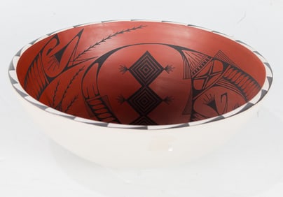 An Octavio Gonzalas Mata Ortiz pottery bowl